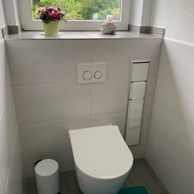 Gäste-WC mit wandhängendem WC
